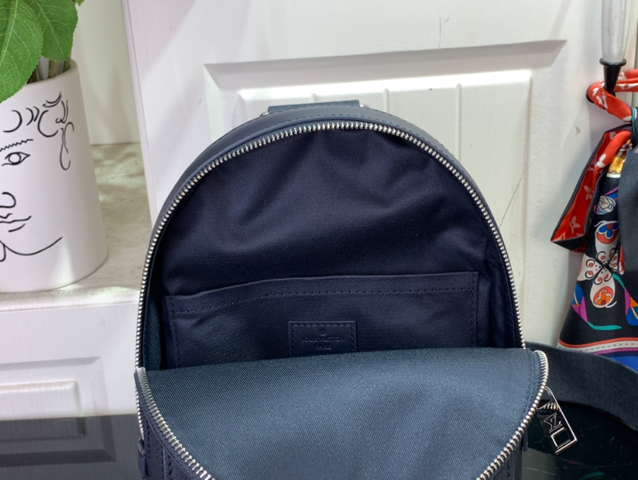 루이비통 파일럿 슬링백 M11601 20304cm 네이비5.jpg