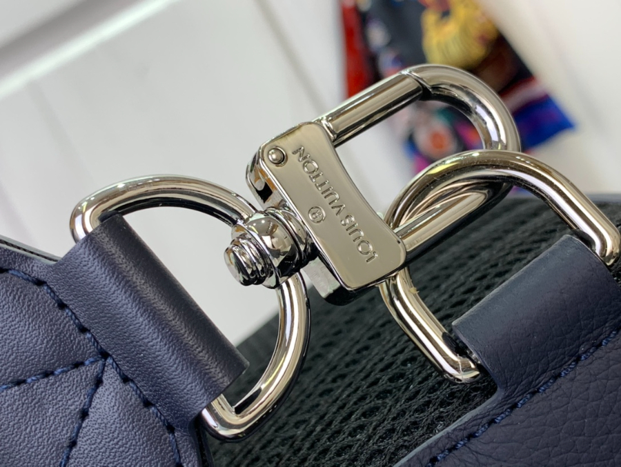 루이비통 파일럿 슬링백 M11601 20304cm 네이비6.jpg