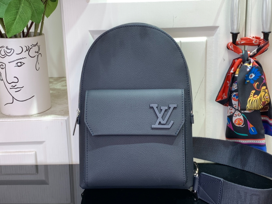 루이비통 파일럿 슬링백 M11601 20304cm 네이비1.jpg