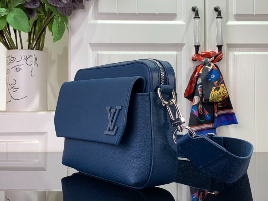 루이비통 패스트라인 Aer 메신저 M22482 23.5187cm 다크 블루3.jpg