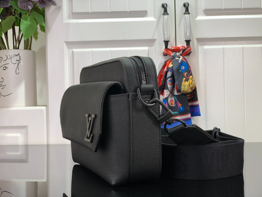 루이비통 패스트라인 Aer 메신저 M22482 23.5187cm 블랙3.jpg