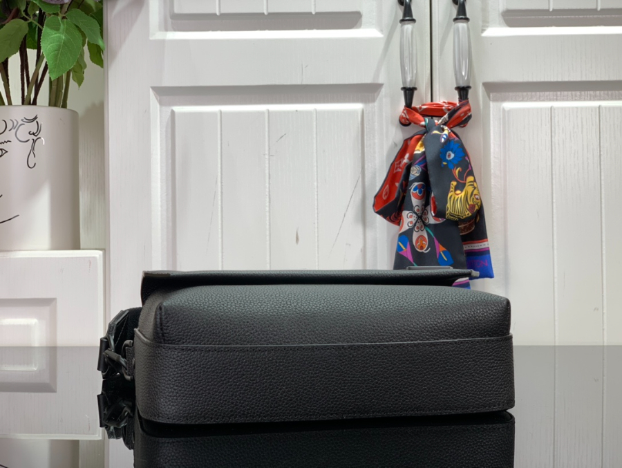 루이비통 패스트라인 Aer 메신저 M22482 23.5187cm 블랙4.jpg