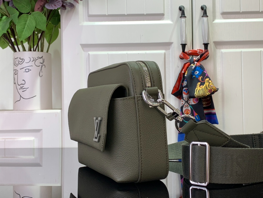 루이비통 패스트라인 Aer 메신저 M22482 23.5187cm 올리브3.jpg