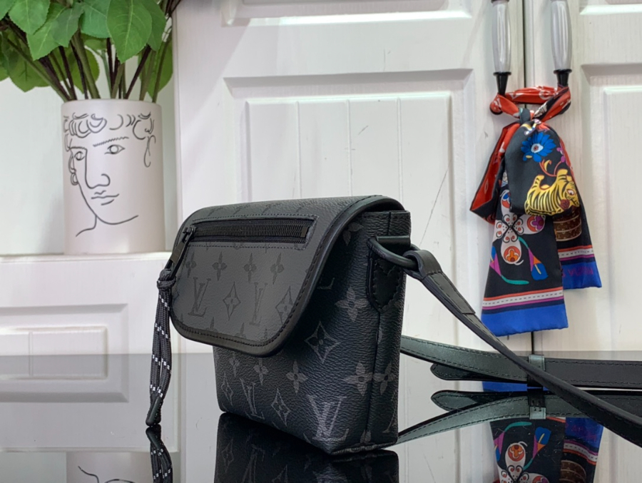 루이비통 펄스 웨어러블 월렛 모노그램 이클립스 M12806 16522.5cm3.jpg