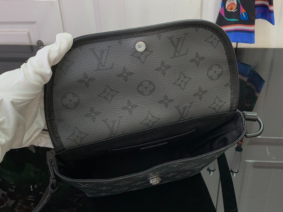 루이비통 펄스 웨어러블 월렛 모노그램 이클립스 M12806 16522.5cm5.jpg