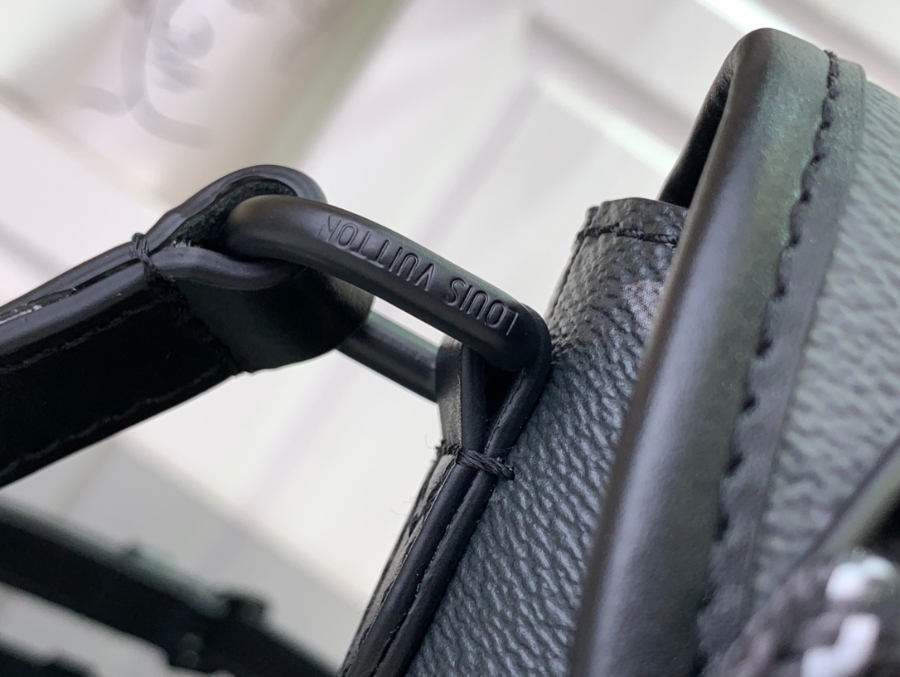 루이비통 펄스 웨어러블 월렛 모노그램 이클립스 M12806 16522.5cm7.jpg