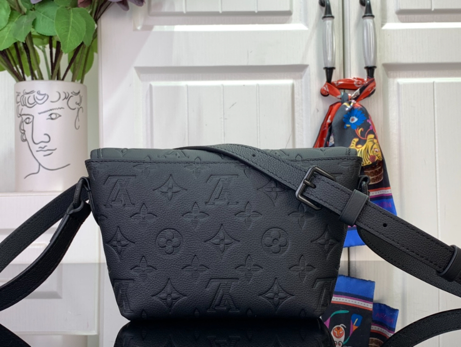 루이비통 펄스 웨어러블 월릿 블랙 M12636 16522.5cm2.jpg