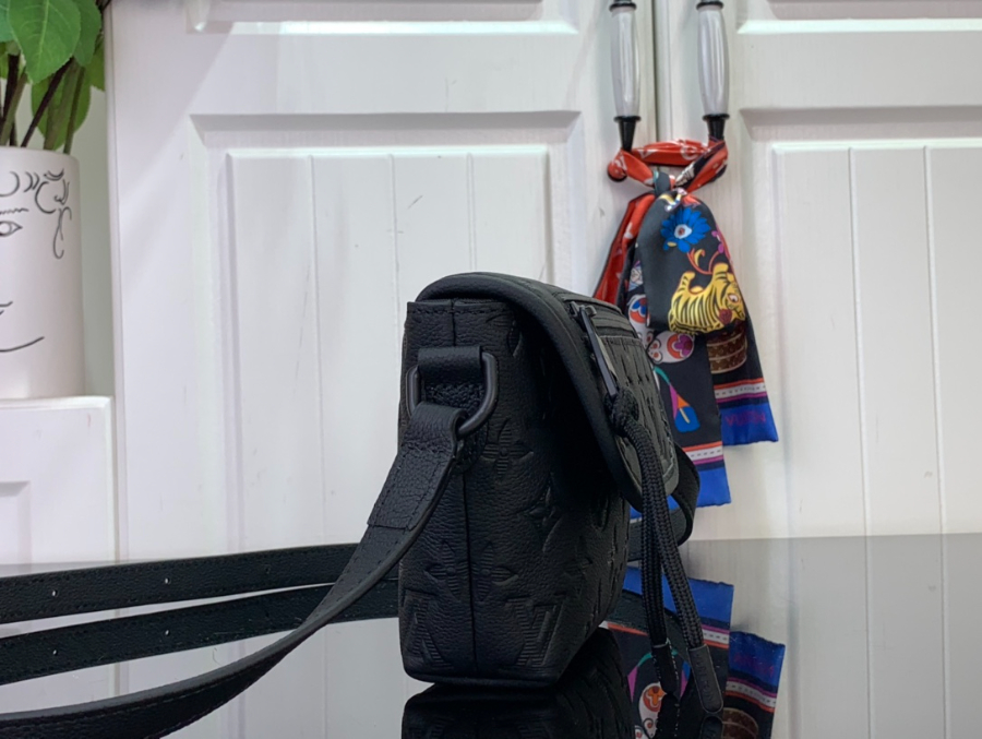 루이비통 펄스 웨어러블 월릿 블랙 M12636 16522.5cm3.jpg