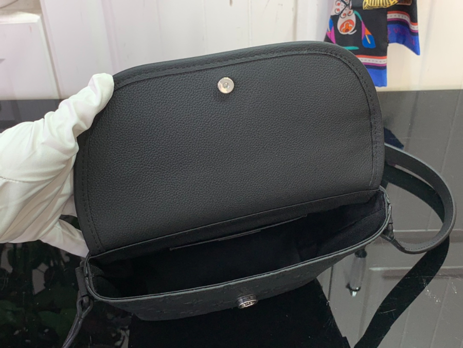 루이비통 펄스 웨어러블 월릿 블랙 M12636 16522.5cm5.jpg