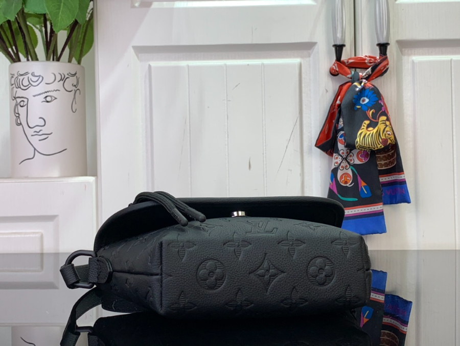 루이비통 펄스 웨어러블 월릿 블랙 M12636 16522.5cm4.jpg