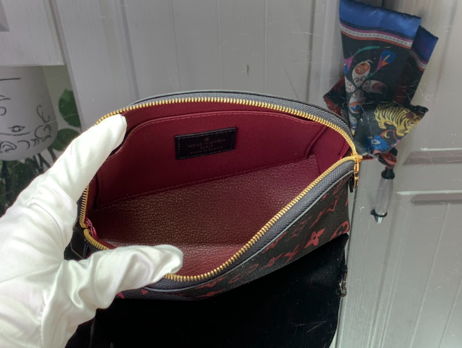 루이비통 포쉐트 코스메티크 파우치 M12593 19126cm 블랙5.jpg