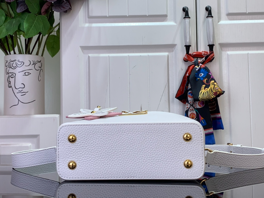 루이비통 프라워 카퓌신 미니 M21416 13.6821cm 화이트4.jpg