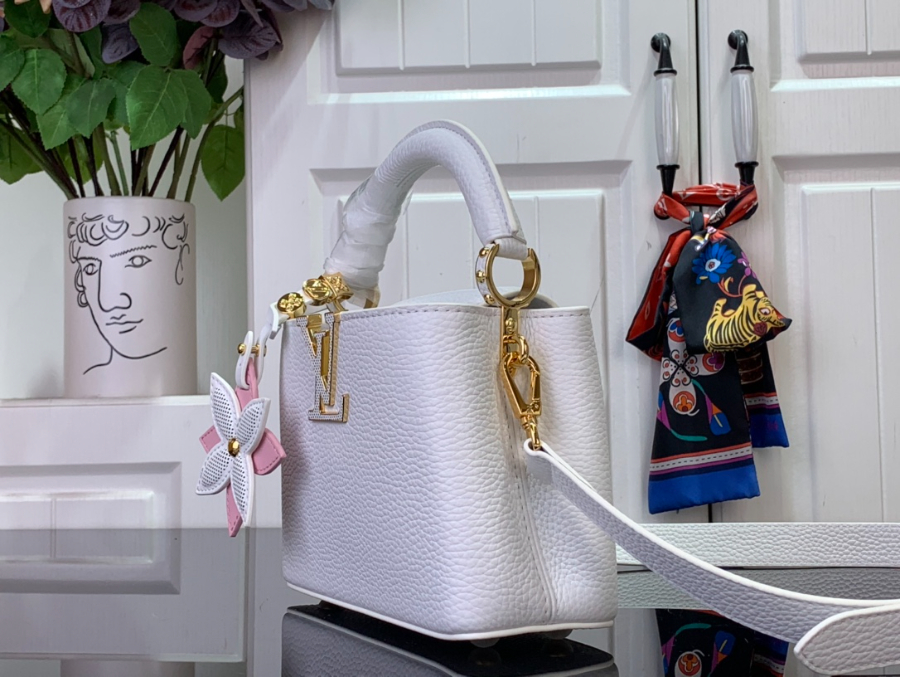 루이비통 프라워 카퓌신 미니 M21416 13.6821cm 화이트3.jpg