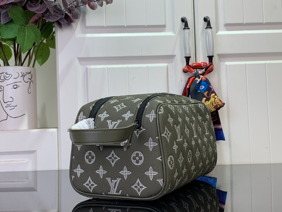 루이비통 돕 키트 M12651 281516.5cm 회록색4.jpg