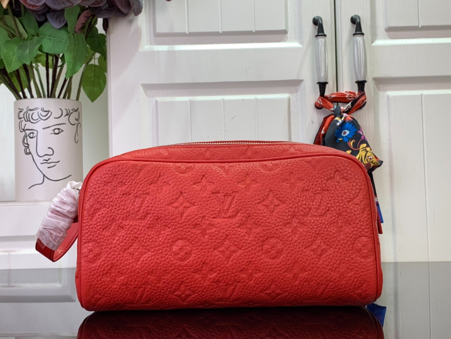 루이비통 돕 키트 엠보 모노그램 M13023 1516.528cm 레드1.jpg