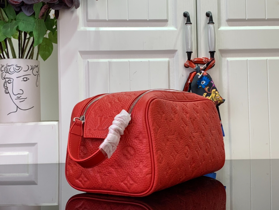 루이비통 돕 키트 엠보 모노그램 M13023 1516.528cm 레드4.jpg