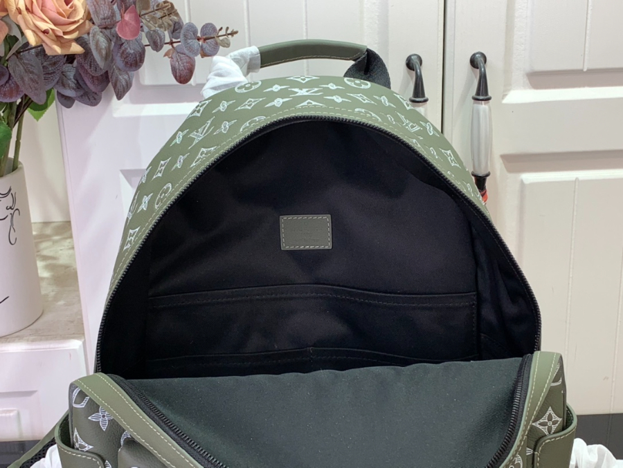 루이비통 디스커버리 백팩 M12463 293820cm 라이트 올리브5.jpg
