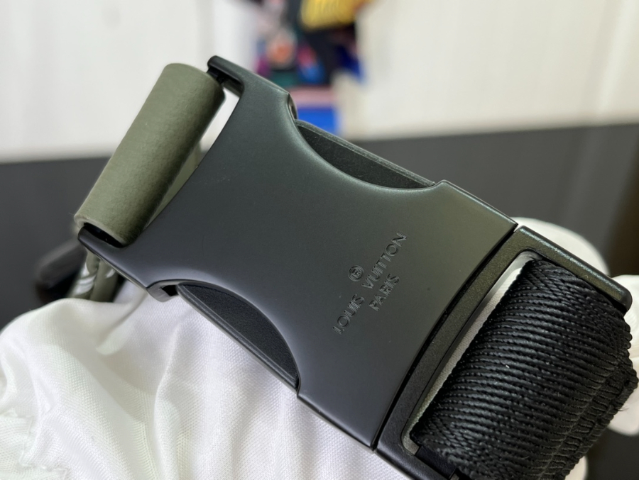 루이비통 디스커버리 범백 M12508 15944cm 라이트 올리브7.jpg