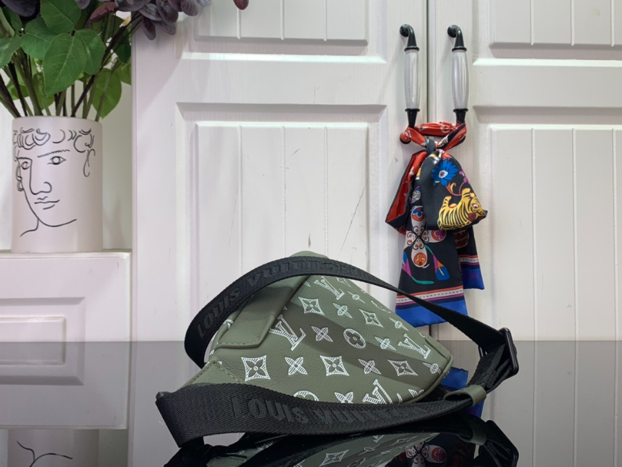 루이비통 디스커버리 범백 M12508 15944cm 라이트 올리브3.jpg