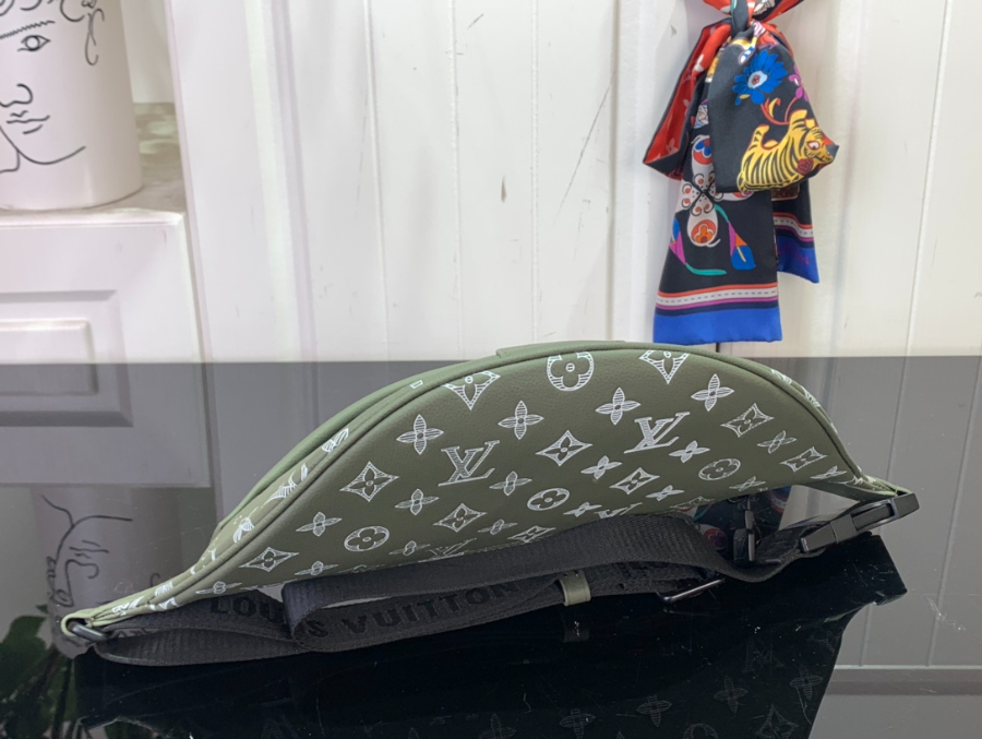 루이비통 디스커버리 범백 M12508 15944cm 라이트 올리브2.jpg