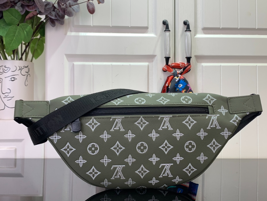 루이비통 디스커버리 범백 M12508 15944cm 라이트 올리브1.jpg