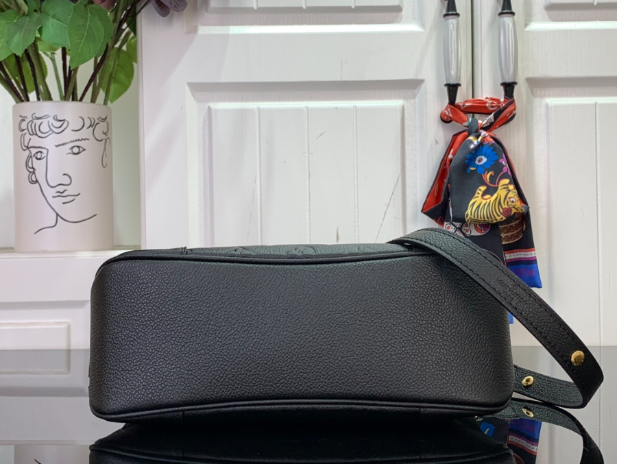 루이비통 불로뉴 모노그램 앙프렝뜨 블랙 M12930 169.529cm4.jpg