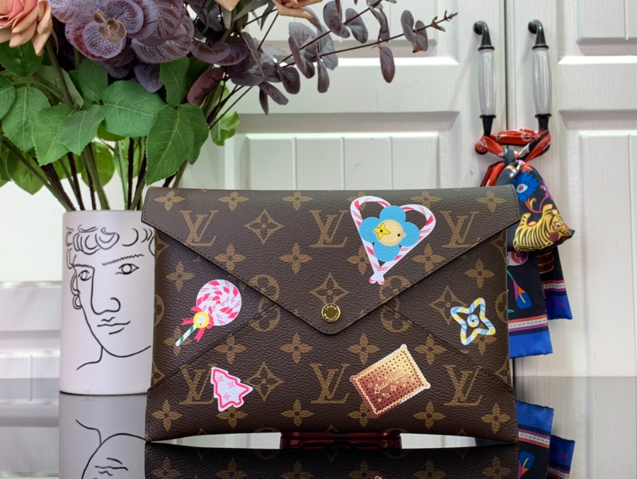루이비통 비비엔 LV Xmas 키리가미 포쉐트 모노그램 캔디 레드 M12203 11.50.515.5cm2.jpg