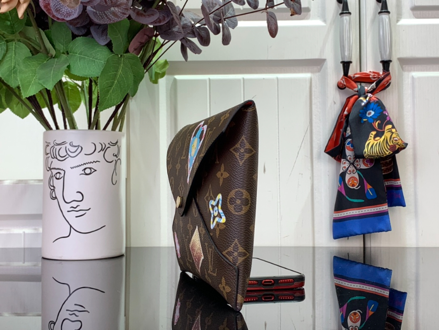 루이비통 비비엔 LV Xmas 키리가미 포쉐트 모노그램 캔디 레드 M12203 11.50.515.5cm4.jpg