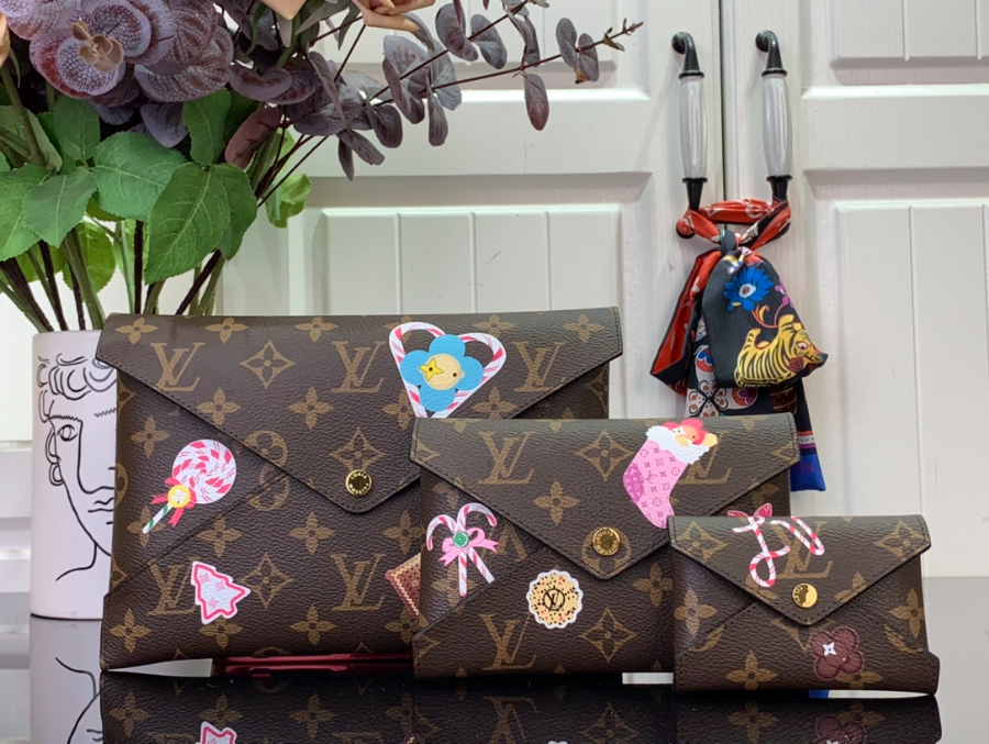 루이비통 비비엔 LV Xmas 키리가미 포쉐트 모노그램 캔디 레드 M12203 11.50.515.5cm1.jpg