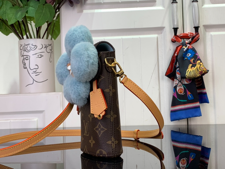 루이비통 비비엔 폰 파우치 모노그램 아주르 프로스트 M12269 17.54.510cm3.jpg