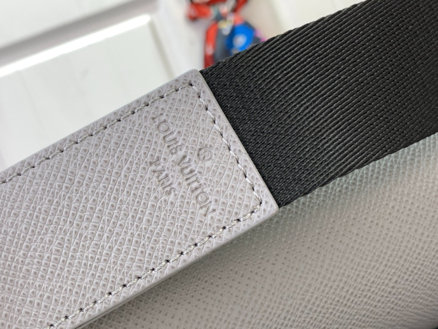 루이비통 디스트릭트 M30851 26207cm 그레이7.jpg