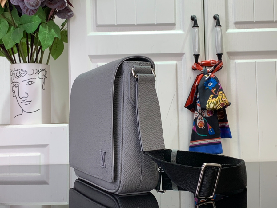 루이비통 디스트릭트 M30851 26207cm 그레이3.jpg