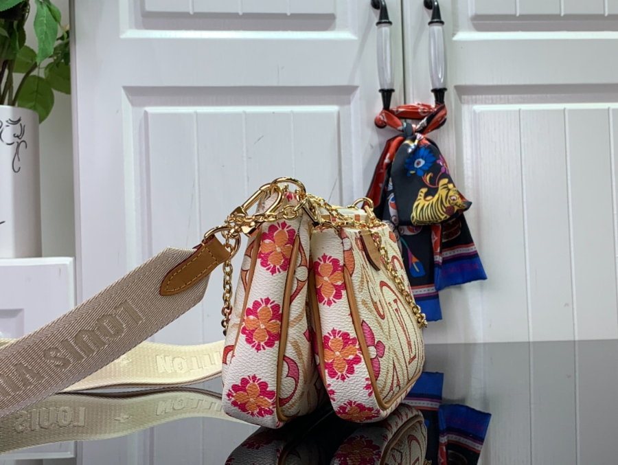 루이비통 멀티 포쉐트 2413.54cm 레드3.jpg