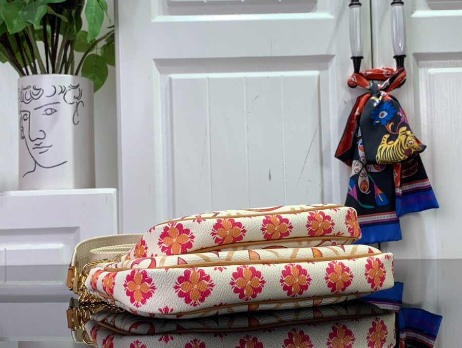 루이비통 멀티 포쉐트 2413.54cm 레드4.jpg