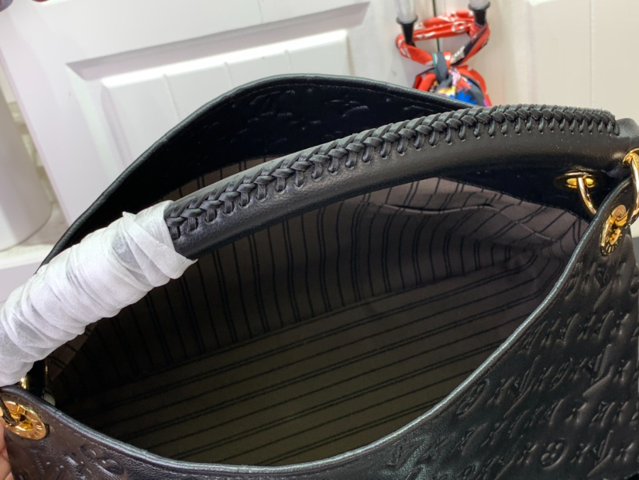 루이비통 앗치 숄더백 473222cm M41066 미디엄 블랙 베이지5.jpg