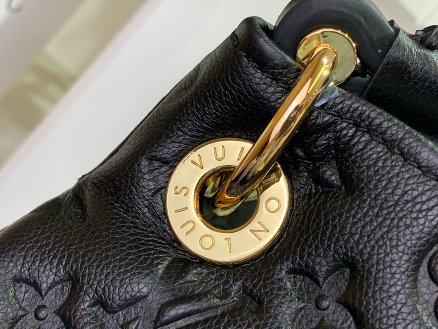 루이비통 앗치 숄더백 473222cm M41066 미디엄 블랙 베이지7.jpg