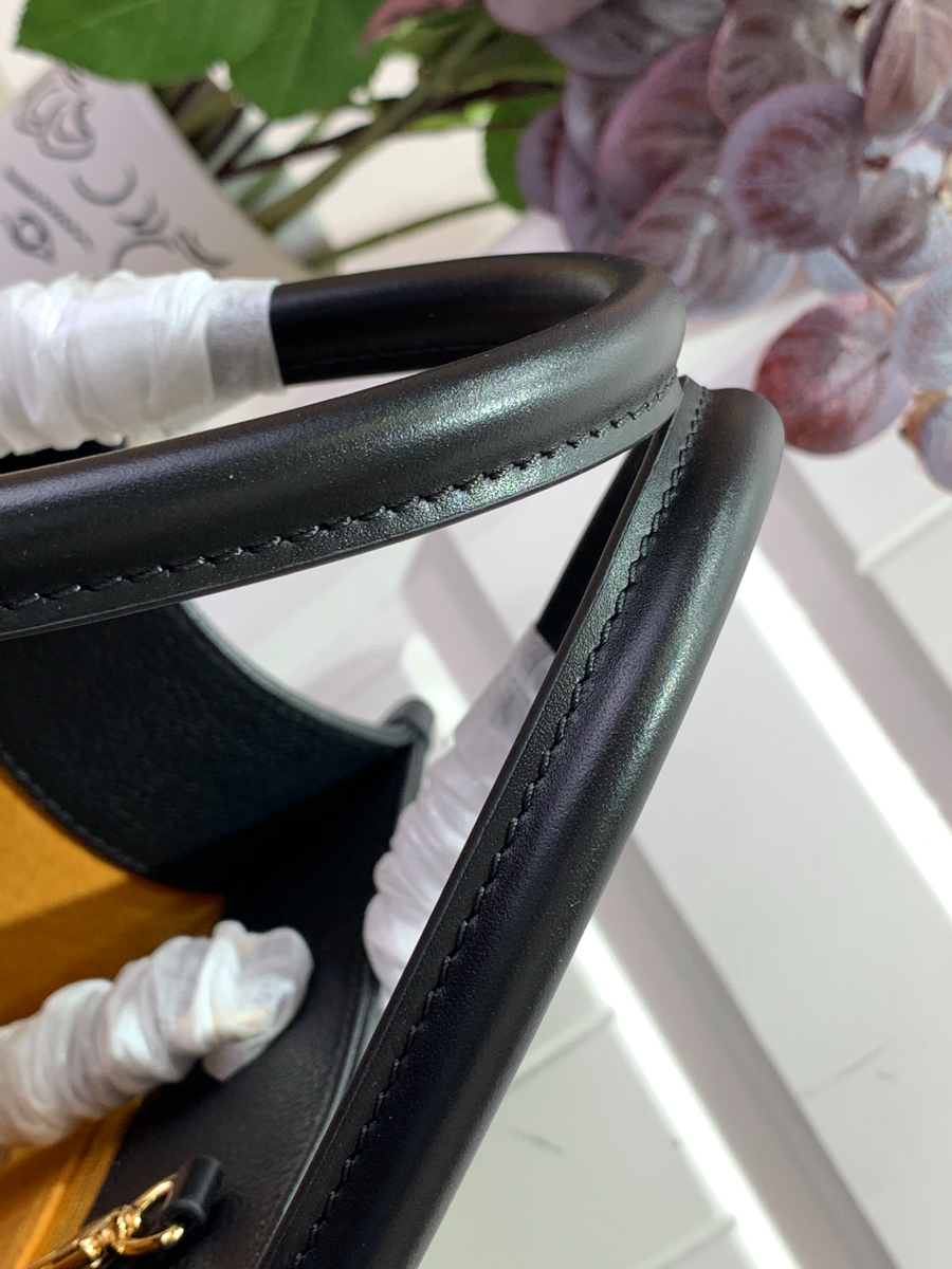 루이비통 온더고 MM 모노그램 앙프렝뜨 블랙 M45595 271435cm7.jpg