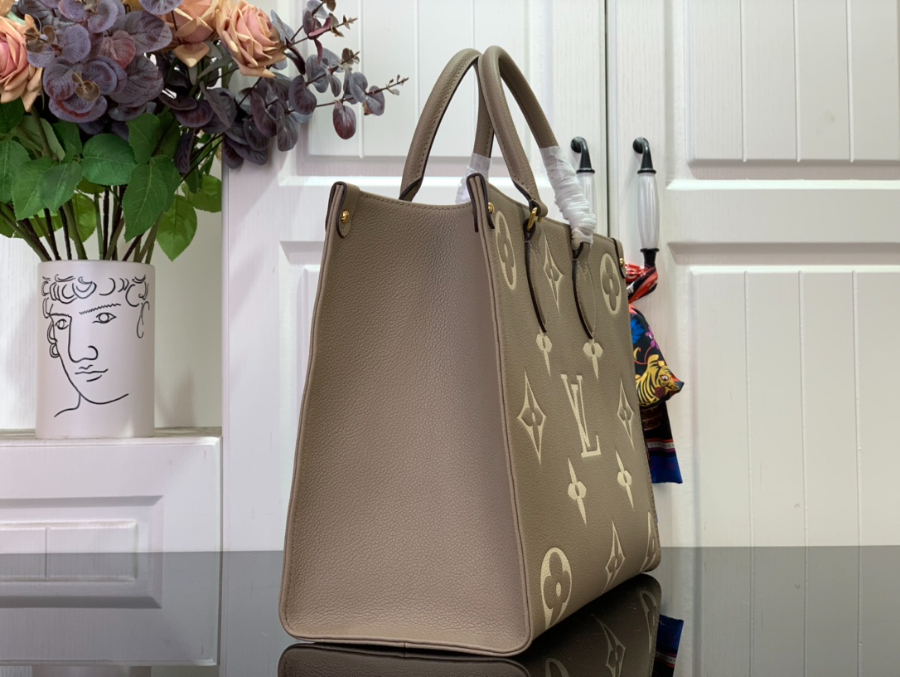 루이비통 온더고 MM 바이컬러 모노그램 앙프렝뜨 레더 도브 그레이 크렘 M45494 271435cm3.jpg