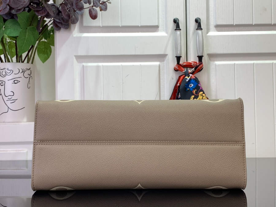 루이비통 온더고 MM 바이컬러 모노그램 앙프렝뜨 레더 도브 그레이 크렘 M45494 271435cm4.jpg