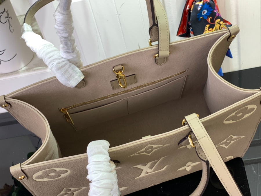 루이비통 온더고 MM 바이컬러 모노그램 앙프렝뜨 레더 도브 그레이 크렘 M45494 271435cm5.jpg