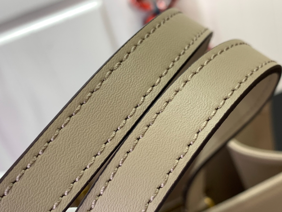 루이비통 온더고 MM 바이컬러 모노그램 앙프렝뜨 레더 도브 그레이 크렘 M45494 271435cm7.jpg
