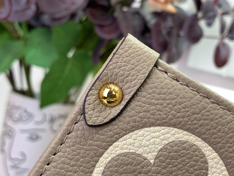 루이비통 온더고 MM 바이컬러 모노그램 앙프렝뜨 레더 도브 그레이 크렘 M45494 271435cm8.jpg