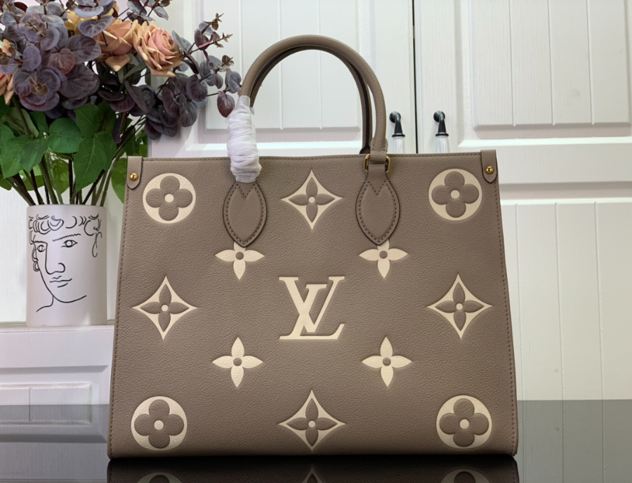 루이비통 온더고 MM 바이컬러 모노그램 앙프렝뜨 레더 도브 그레이 크렘 M45494 271435cm2.jpg