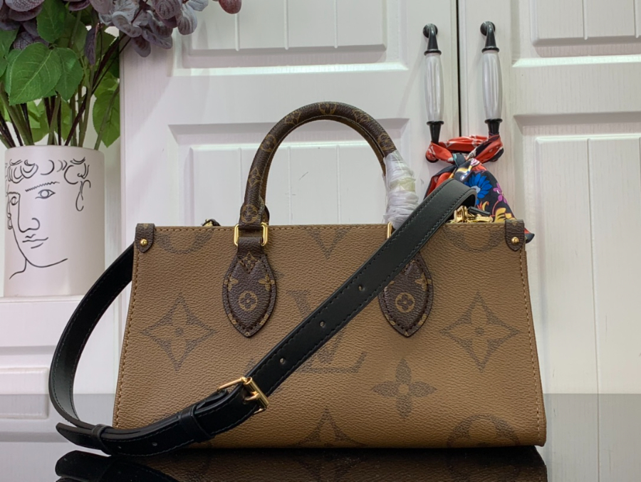 루이비통 온더고 이스트 웨스트 체인 M14236 131025cm 브라운2.jpg