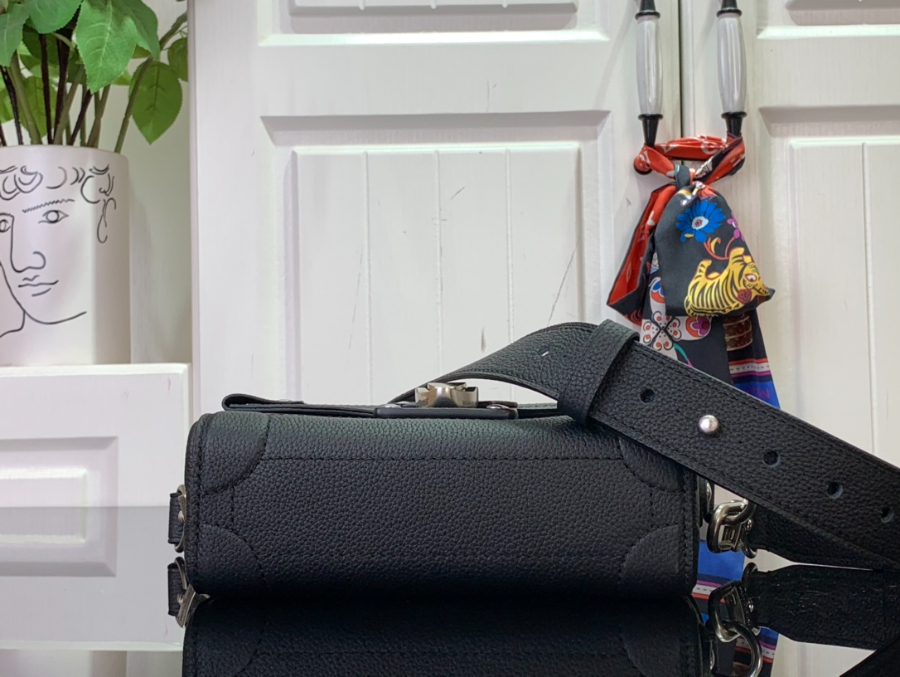 루이비통 소울 트렁크 블랙 M11516 19157cm4.jpg