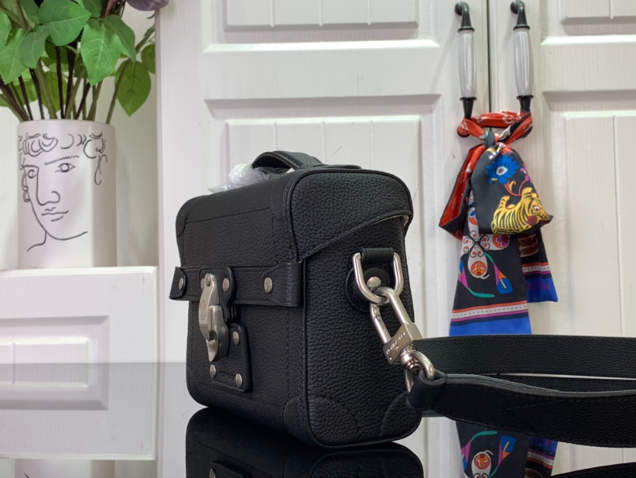 루이비통 소울 트렁크 블랙 M11516 19157cm3.jpg