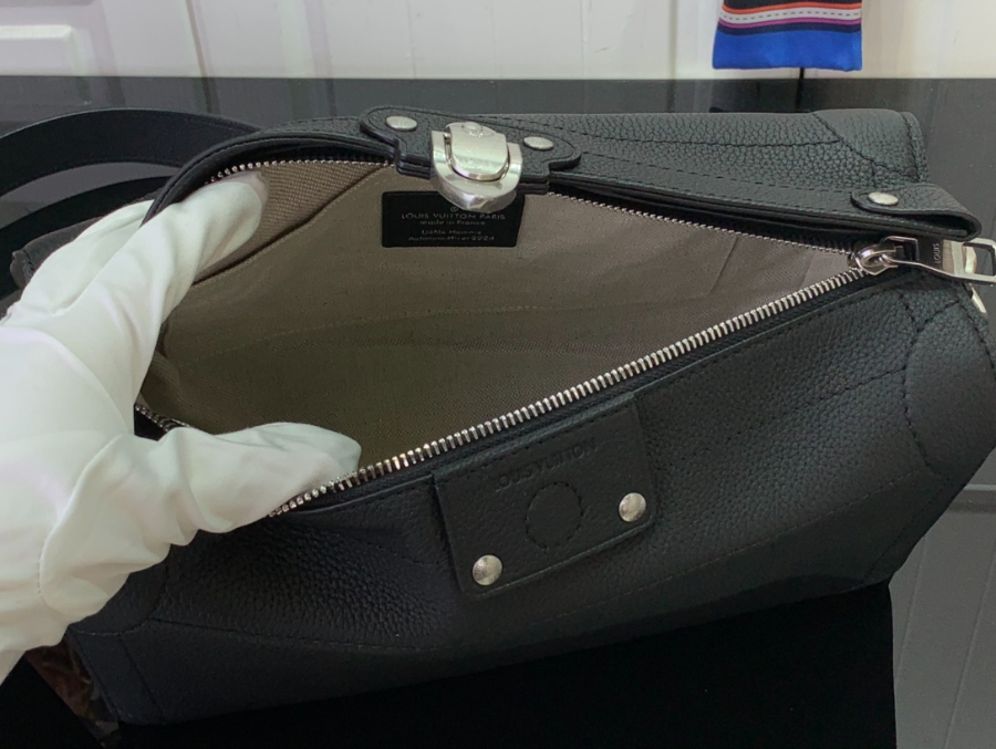 루이비통 소울 트렁크 이스트 웨스트 블랙 M11615 2917.510cm5.jpg