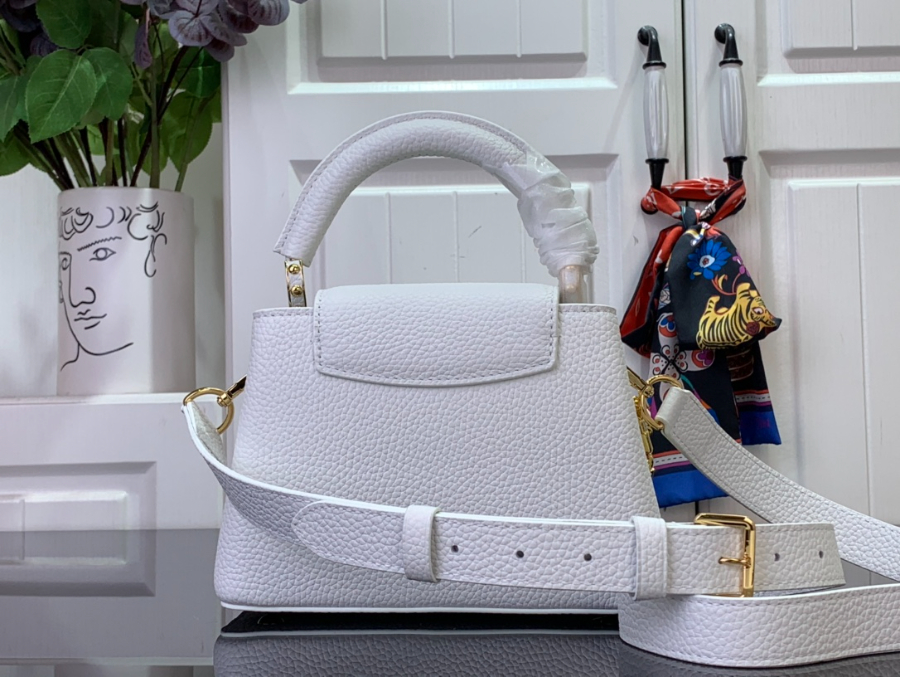 루이비통 카퓌신 미니 2113.68cm M12279 화이트2.jpg