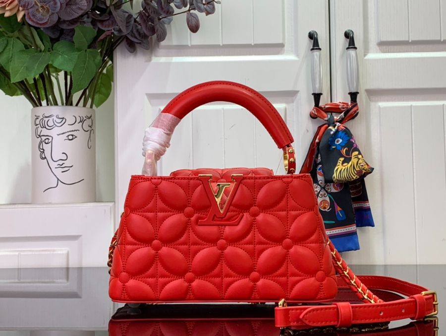 루이비통 카퓌신 이스트 웨스트 미니 네잎클로버 M25283 22128cm 레드1.jpg