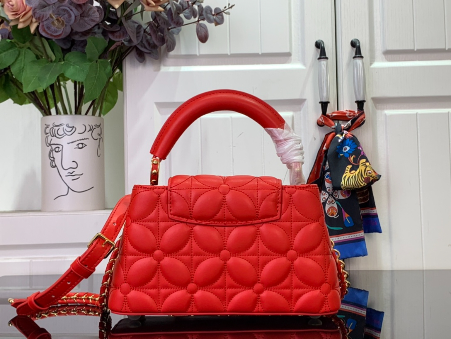 루이비통 카퓌신 이스트 웨스트 미니 네잎클로버 M25283 22128cm 레드2.jpg